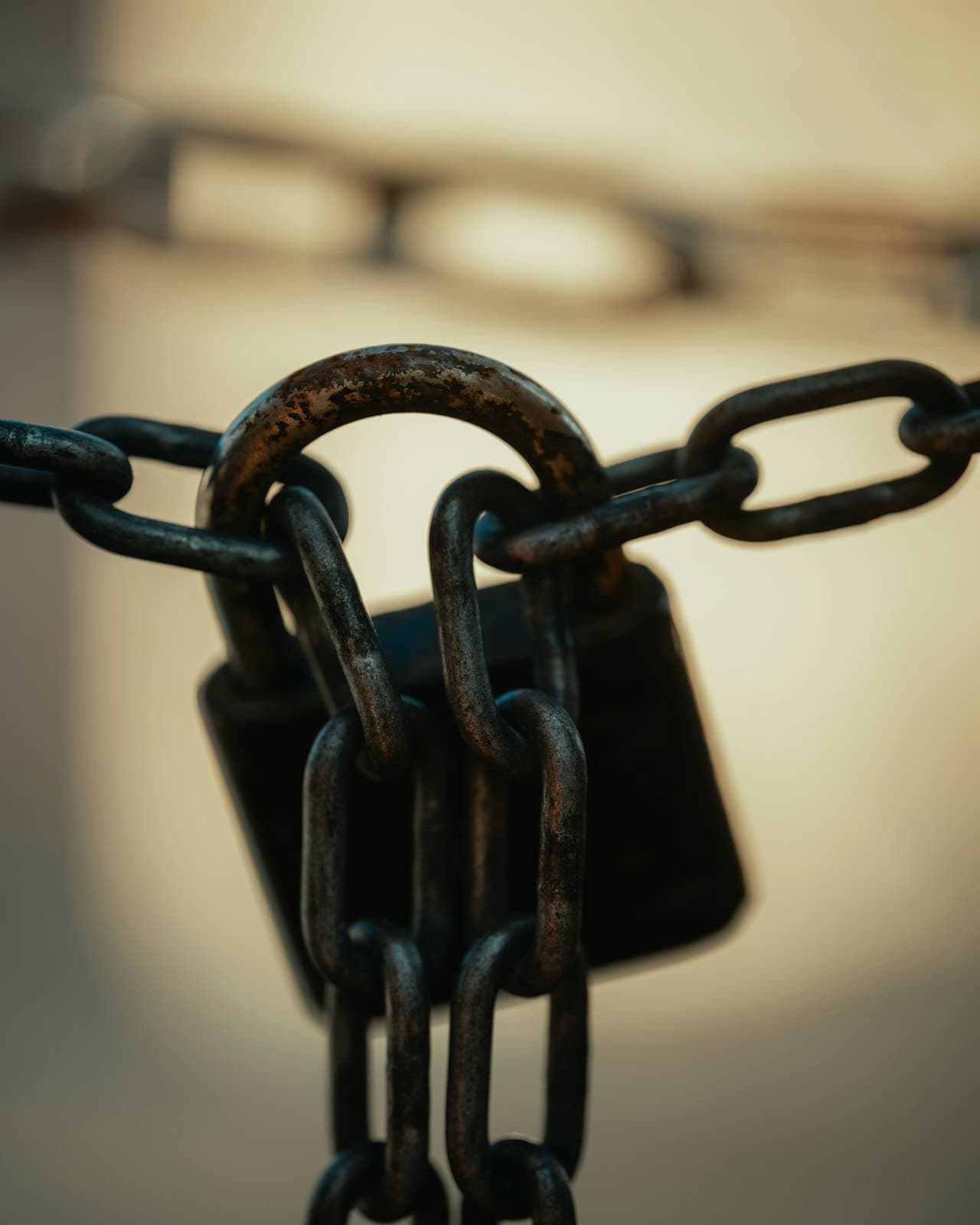 Heavy-duty high-security padlock and steel chain